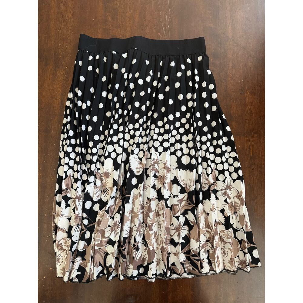 Metrowear Floral Pleated Skirt.  Size Large - Picture 2 of 6